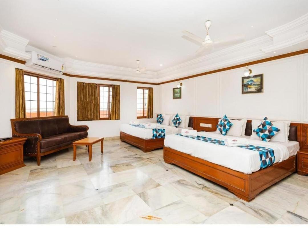 Hotel Galaxy Surat Exterior photo