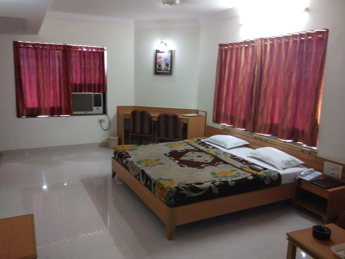 Hotel Galaxy Surat Exterior photo
