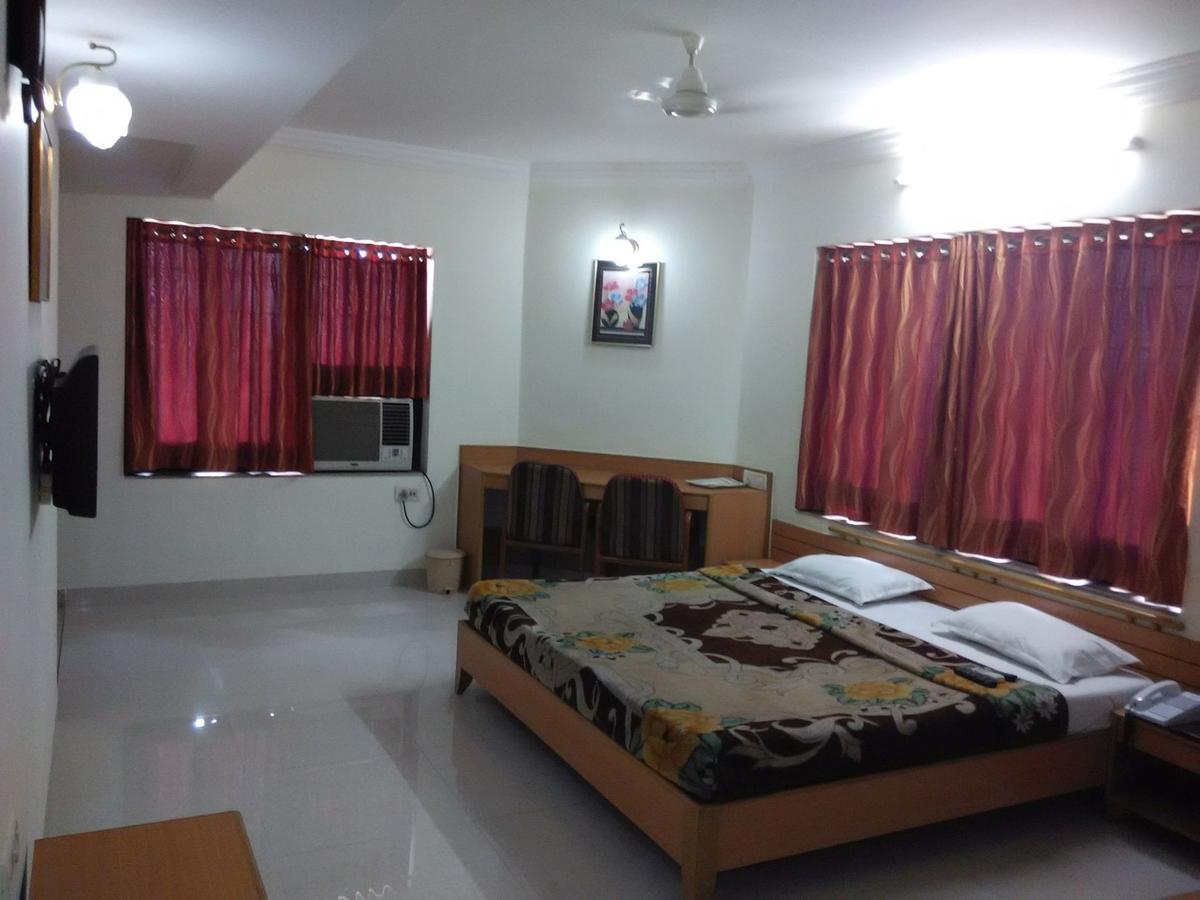 Hotel Galaxy Surat Exterior photo