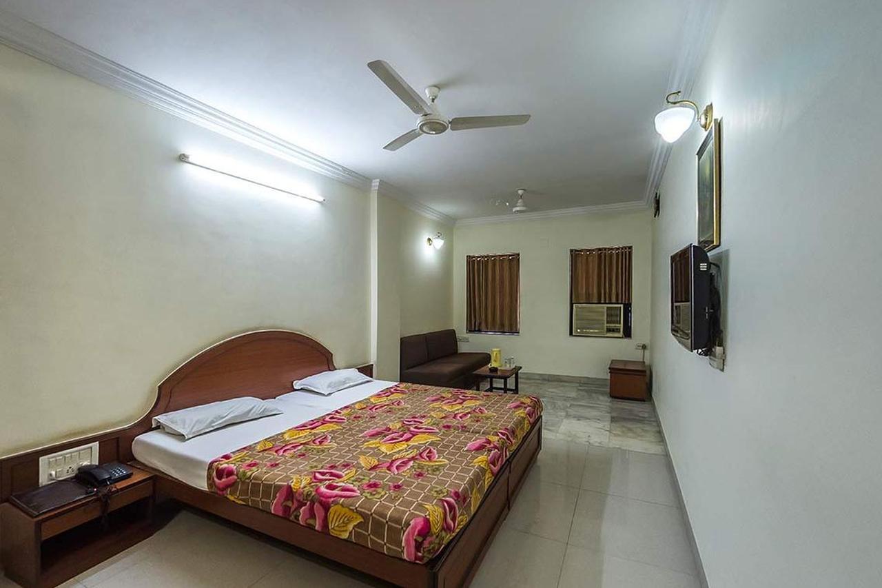 Hotel Galaxy Surat Exterior photo