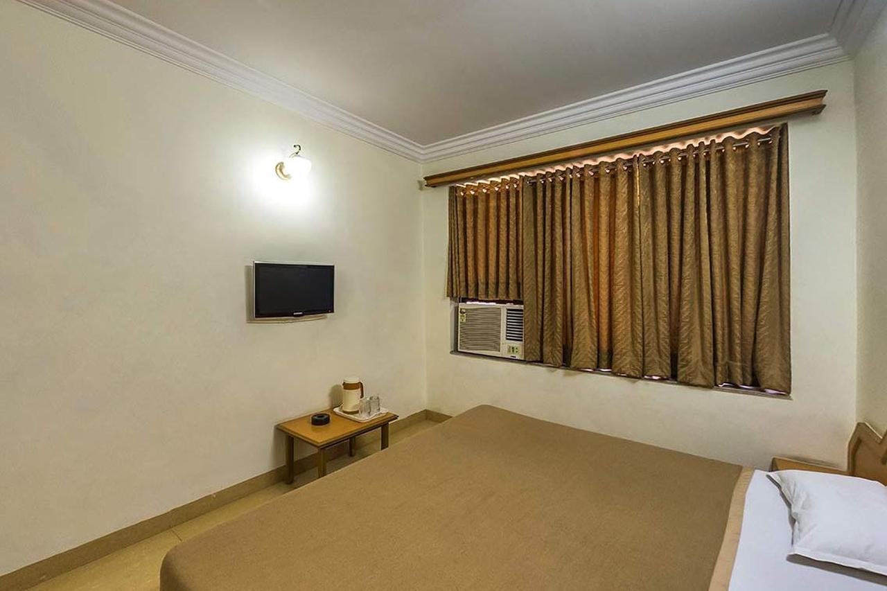 Hotel Galaxy Surat Exterior photo